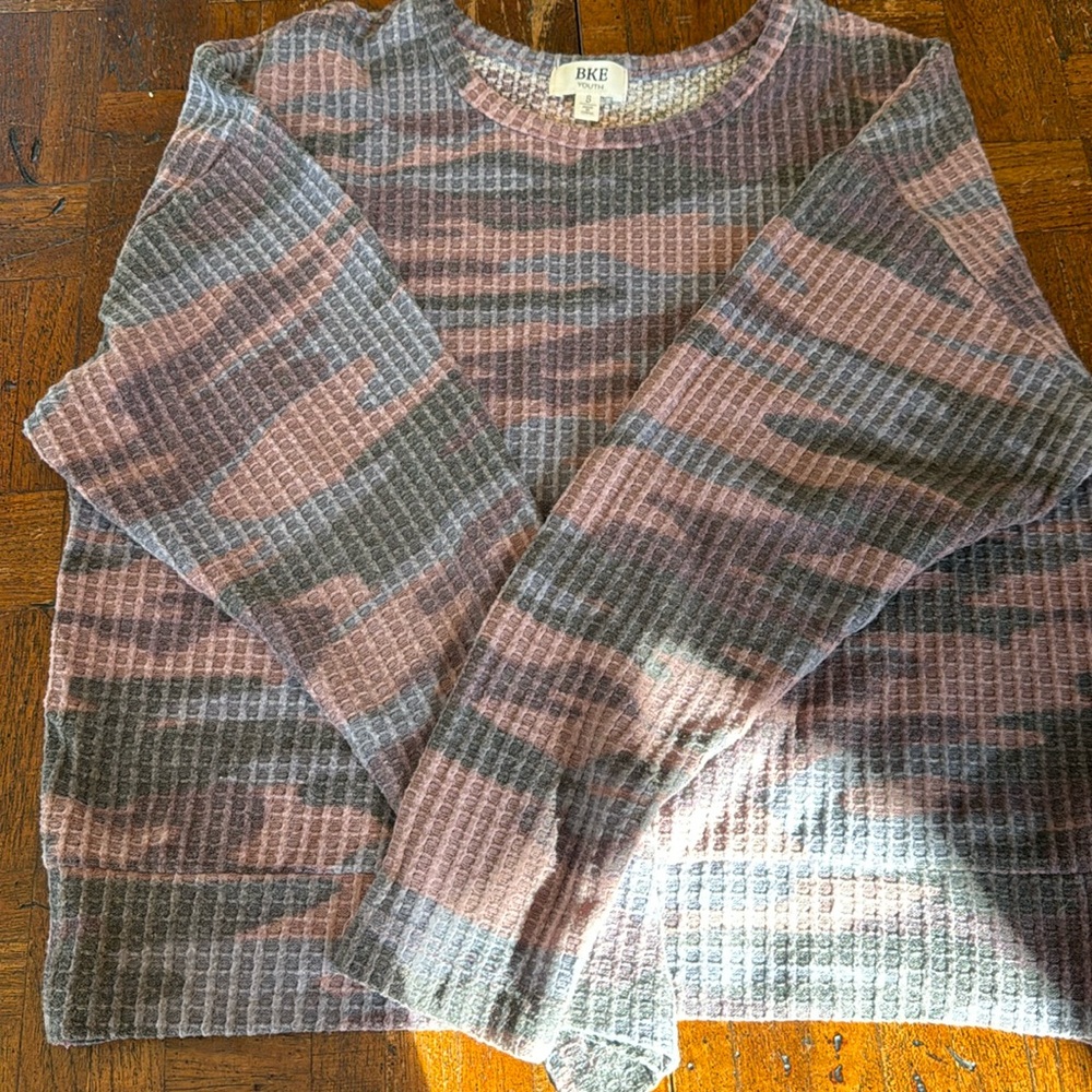 Girls BKE camo long sleeve shirt, size Small